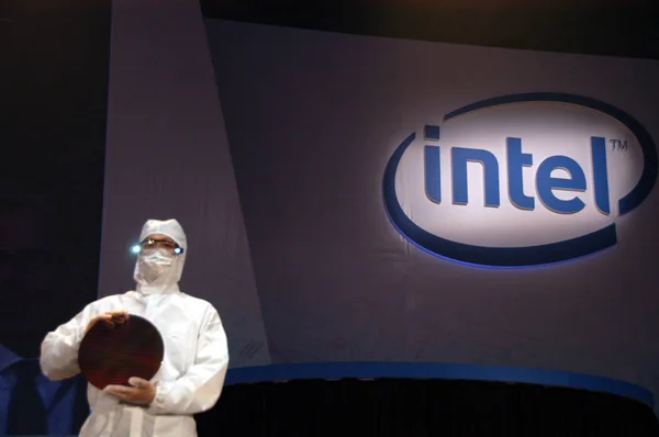 Investigador Intel Exhibe Una Oblea Nanómetros Durante Foro Desarrolladores Intel — Foto de Stock