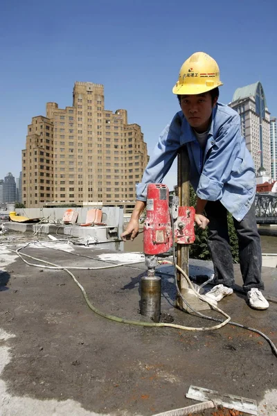 Trabajador Construcción Chino Trata Perforar Agujero Puente Wusong Road Sobre — Foto de Stock