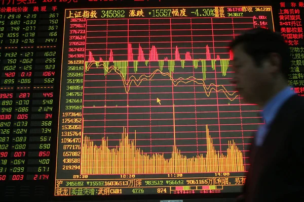 Chinese Shareholder Walks Big Screen Showing Share Prices Red Price — Stock Photo, Image