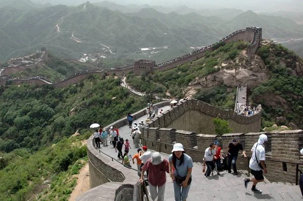 Turistas Visitam Seção Badaling Grande Muralha Subúrbio Pequim Maio 2007 — Fotografia de Stock