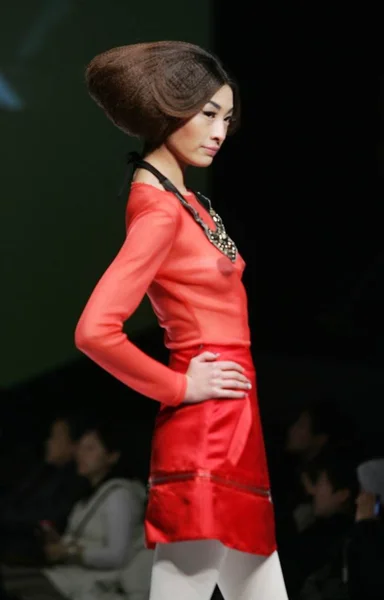 Китайская Модель Демонстрирует Новую Прическу Toni Guy Trends Release 2010 — стоковое фото