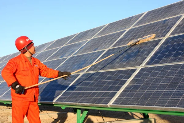 Kinesisk Arbetare Damm Solpaneler Solar Kraftverk Dunhuang Nordvästra Chinas Gansu — Stockfoto