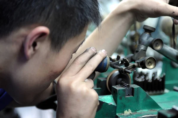 Trabajador Fábrica China Pule Diamante Una Fábrica Procesamiento Diamantes Jinghua —  Fotos de Stock