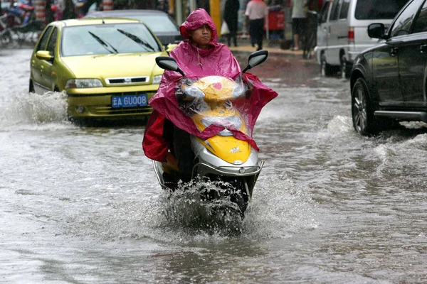 Čínský Cyklista Auta Procházejí Zaplavené Ulicí Prudkém Dešti Kunmingských Městech — Stock fotografie