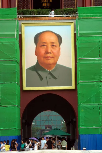 Los Turistas Pasan Por Retrato Mao Zedong Mostrado Tribuna Tiananmen —  Fotos de Stock