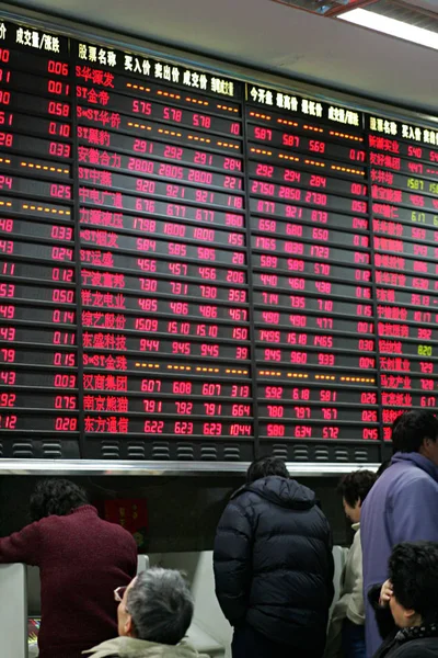 Китайские Акционеры Смотрят Большой Экран Показывающий Цену Акций Красный Вверх — стоковое фото