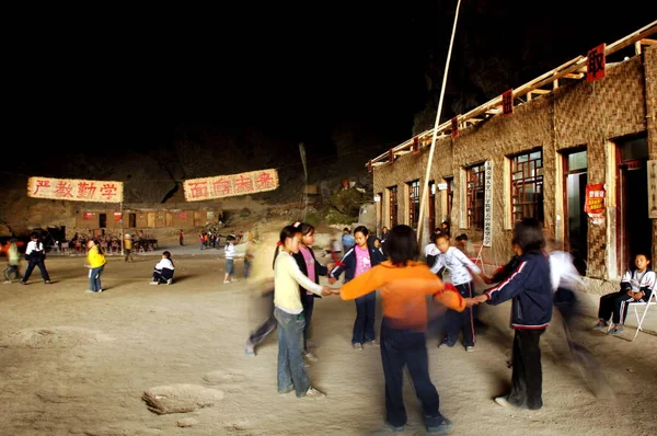Gli Alunni Cinesi Giocano Alla Zhongdong Hope Primary School Una — Foto Stock