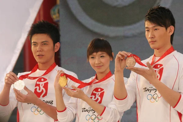 Три Добровольців Відображення Пекінську Олімпіаду 2008 Медалей Під Час Запуску — стокове фото