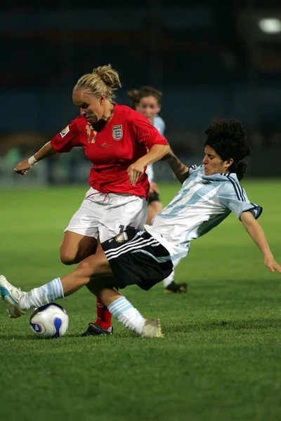 2007年9月17日 在中国四川省西南部的成都举行的2007年亚足联女子世界杯 组比赛中 阿根廷的加布里埃拉 查韦斯 滑破了英格兰的乔迪 汉德利 英格兰以6比1击败阿根廷 — 图库照片