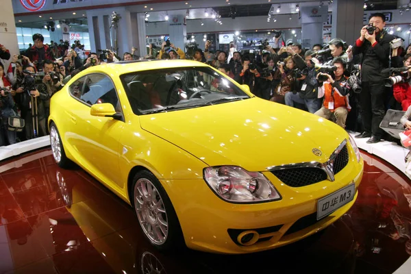 Visitantes Observan Brilliance Coupe Exhibido Durante Beijing International Automotive Exhibition — Foto de Stock