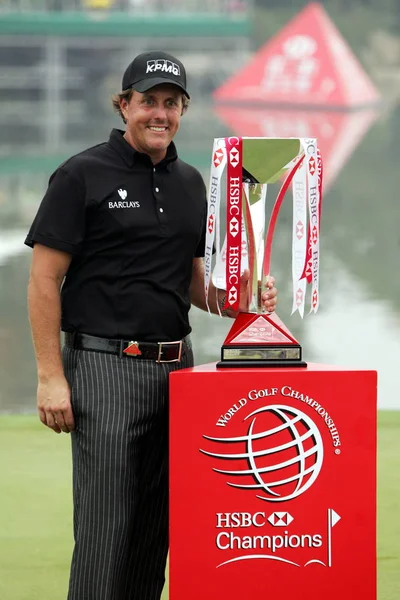 アメリカのフィル ミケルソンは Hsbc チャンピオンズ ゴルフ トーナメント 上海のシャーシャン国際ゴルフ クラブにて日曜日 2009 日を獲得した後 — ストック写真