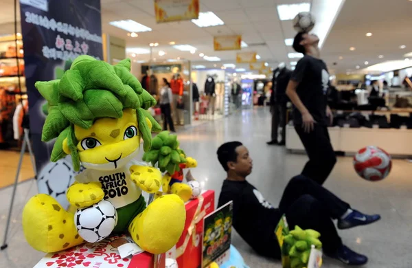 Китайський Футболістів Показати Футболу Вмінь Навичок Іграшки Zakumi Офіційний Талісман — стокове фото