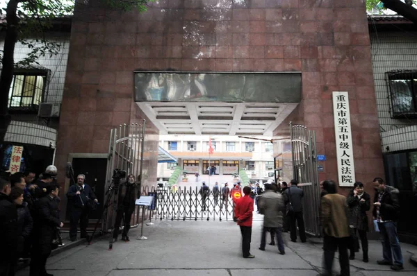 Journalisten Und Anwohner Versammeln Sich Vor Dem Chongqing Volksgericht Der — Stockfoto