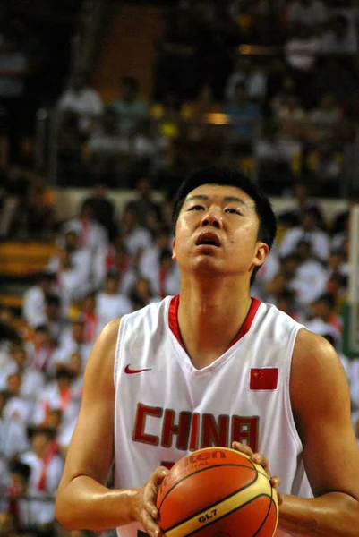 Chinas Wang Zhizhi Prepares Penalty Shot Friendly Basketball Match Chinese — Stock Photo, Image
