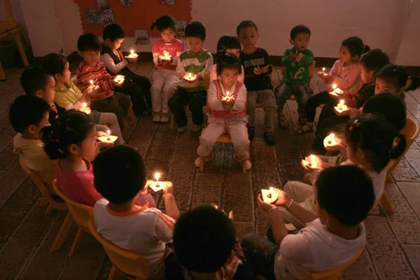 Los Niños Chinos Encienden Velas Para Rezar Por Gente Las —  Fotos de Stock