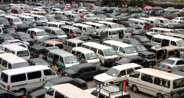 Les Acheteurs Chinois Regardent Des Véhicules Occasion Sur Marché Automobile — Photo