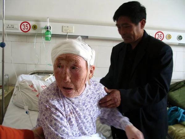 Stará Čínská Žena Jin Guangying Účastní Jejího Syna Dcery Poté — Stock fotografie