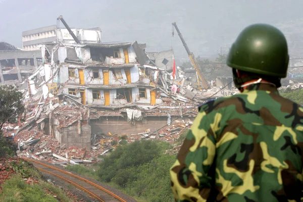 Chinese Paramilitary Policeman Looks Rescue Workers Clearing Away Debris Search — Stock Photo, Image