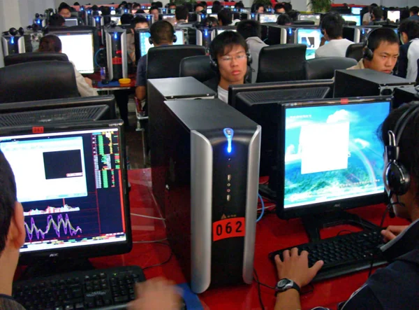 2007年10月15日 中国网民在中国中部湖北省宜昌市一家网吧玩网络游戏和上网 — 图库照片