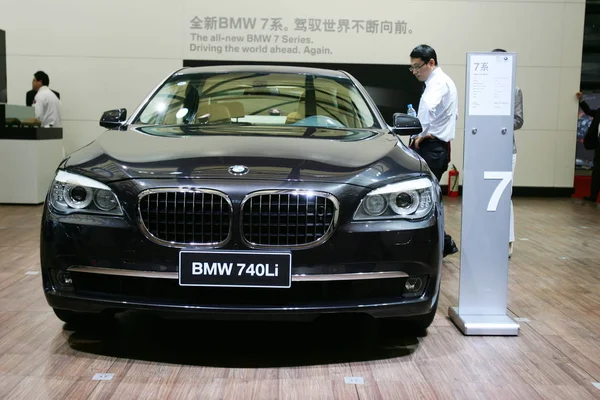 Visitantes Olham Para Uma Limusine Bmw 740Li Exposição 13Th Shanghai — Fotografia de Stock