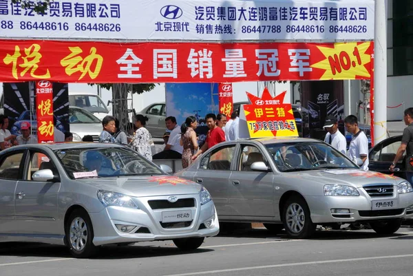 Los Visitantes Chinos Observan Los Automóviles Beijing Hyundai Empresa Conjunta — Foto de Stock