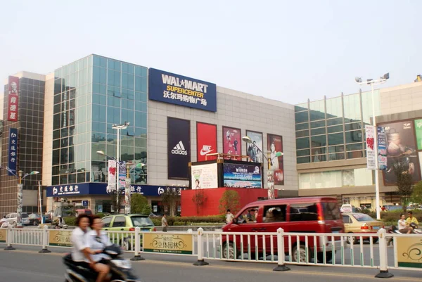 2009年9月8日 中国東部江西省ジンデゼン市のウォルマートスーパーセンターの眺め — ストック写真