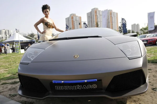 Model Stanowi Obok Lamborghini Murcielago Wyświetlaczu Podczas Auto Show Pekinie — Zdjęcie stockowe