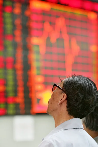 Chinese Aandeelhouders Horloge Aandelenprijzen Het Scherm Een Voorraad Makelaardij Shanghai — Stockfoto