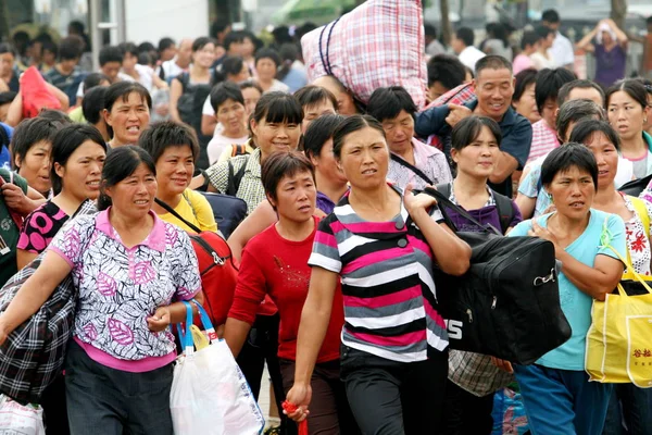 Skaror Kinesiska Migrantarbetare Anländer Till Xuchang Järnvägsstationen Tåg Att Lämna — Stockfoto