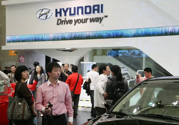 Bezoekers Kijken Naar Hyundai Cars 13E Shanghai International Automobielindustrie Tentoonstelling — Stockfoto