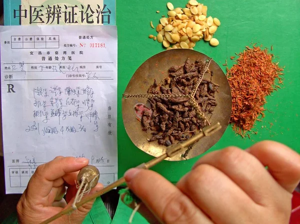 Bestand Chinese Geneeskunde Arts Schrijft Chinese Traditionele Geneeskunde Een Ziekenhuis — Stockfoto