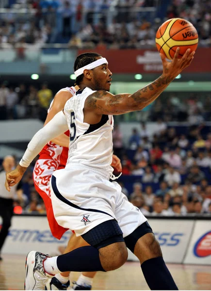 米国のカーメロ アンソニーは 8月8日に開催される北京2008オリンピックに先立って 上海のロシアとのウォームアップバスケットボール マッチでスコアをつけようとしています 2008 — ストック写真