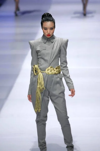 中国人のモデルは中国ファッション週 2009 中国の北京で 2009 日の間に中国のチュニック服 中山服 概念コレクション ショーでパレードします — ストック写真