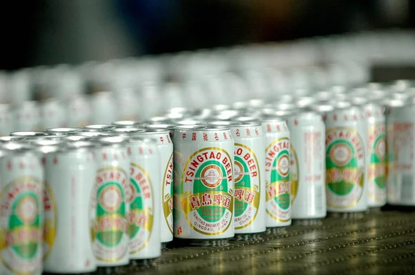 Vista Latas Cerveja Tsingtao Linha Produção Cervejaria Tsingtao Cerveja Qingdao — Fotografia de Stock