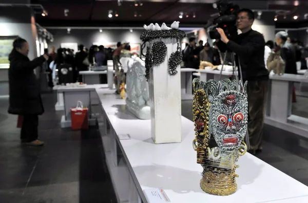 Китайские Посетители Смотрят Фарфоровые Изделия Фарфоровой Выставке Пекине Китай Ноября — стоковое фото