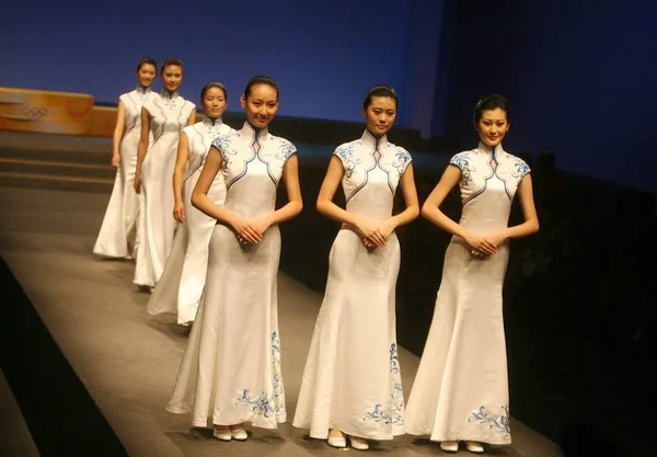 Китайские Добровольцы Показывают Хостесс Платья Изображением Белого Синего Один Пяти — стоковое фото