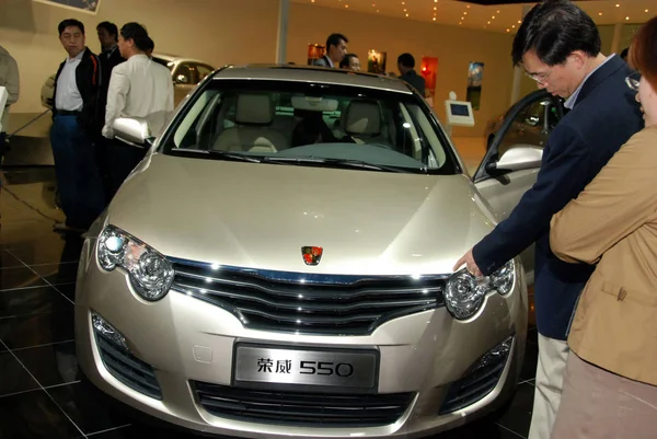Visitors Look Saic Roewe 550 Auto China 2008 Car Show — Stock Photo, Image