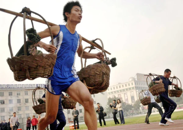 Peserta Lari Untuk Mengangkut Bahan Makanan Selama Rapat Olahraga Petani — Stok Foto