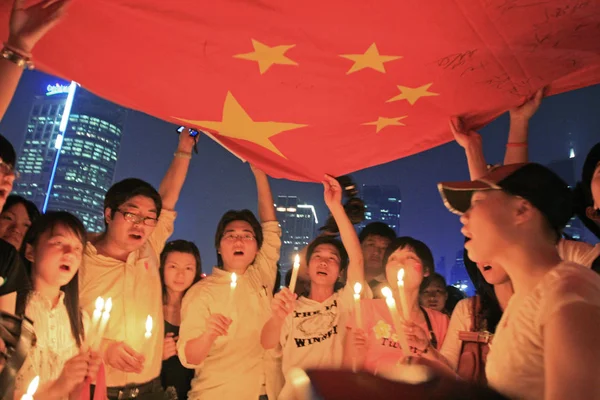 Китайцы Размахивают Китайским Национальным Флагом Скандируют Лозунги Поддержку Китая Скорбят — стоковое фото