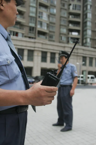 Guardia Seguridad Sostiene Walkie Talkie Una Comunidad Residencial Shanghai Junio —  Fotos de Stock