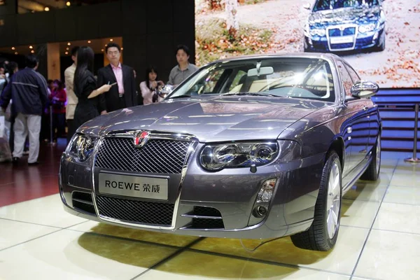 Pengunjung Melihat Roewe 750 Yang Dibuat Oleh Saic Shanghai Automotive — Stok Foto