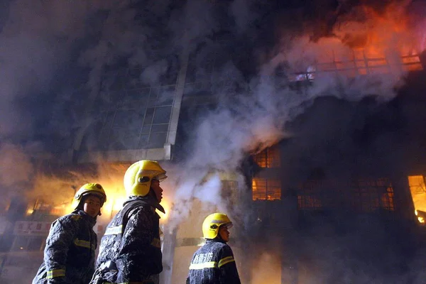 Ντόπιοι Πυροσβέστες Έχουν Πέσει Στην Αγορά Που Έπιασε Φωτιά Στο — Φωτογραφία Αρχείου