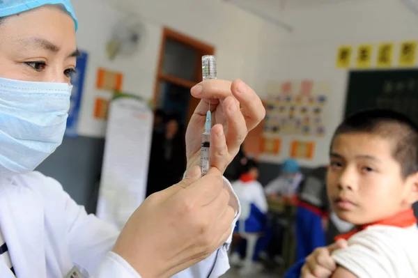 Personnel Médical Chinois Prépare Une Injection Gratuite Vaccin Contre Grippe — Photo