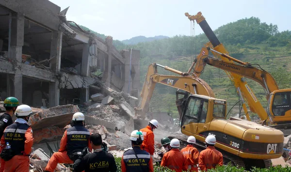 Китайские Южнокорейские Спасатели Ищут Жертв Потенциальных Выживших Руинах Домов Разрушенных — стоковое фото