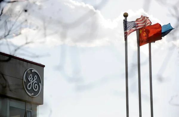 File Drapeaux Nationaux Chinois Américains Sont Vus Usine General Electric — Photo