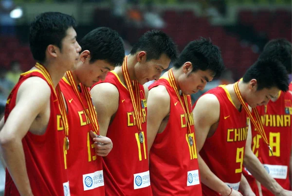 Membros Equipe Chinas Estão Pódio Durante Cerimônia Premiação Depois Derrotado — Fotografia de Stock