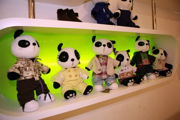 Muñecas Panda Vestidas Con Varios Disfraces Ven Venta Una Tienda —  Fotos de Stock