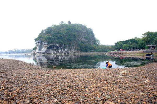 2009年11月9日 中国南部広西チワン族自治区の干ばつ時の李川の裸の河川敷の眺め — ストック写真