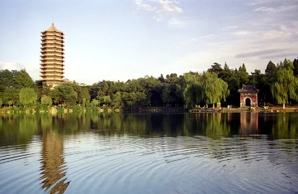 2007年5月29日 北京大学魏明湖 或无名湖 和博雅塔景观 — 图库照片