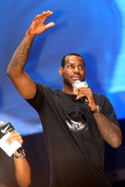 Gracz Nba Lebron James Cleveland Cavaliers Mówi Podczas Kampanii Szanghaju — Zdjęcie stockowe
